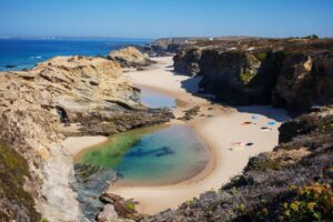 Plage sauvage Portugal en avril avec eau turquoise