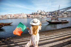 Voyageuse à Porto Portugal en avril